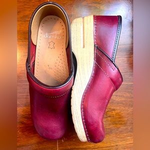 Women’s Size 6.5/39 Dansko Clogs, Burgundy Leather